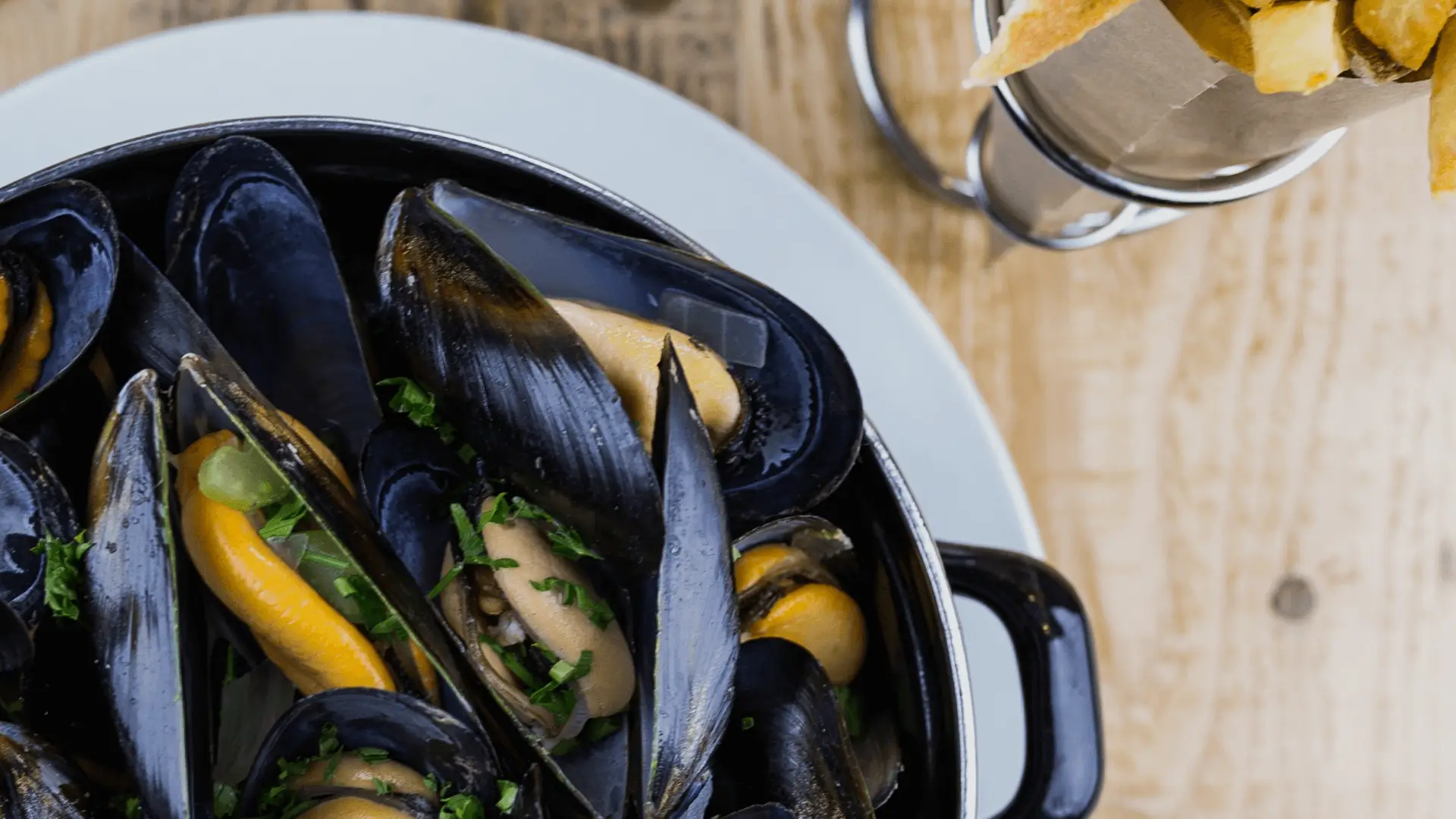 Moules frites Enkelt recept på vinkokta musslor Vinoteket